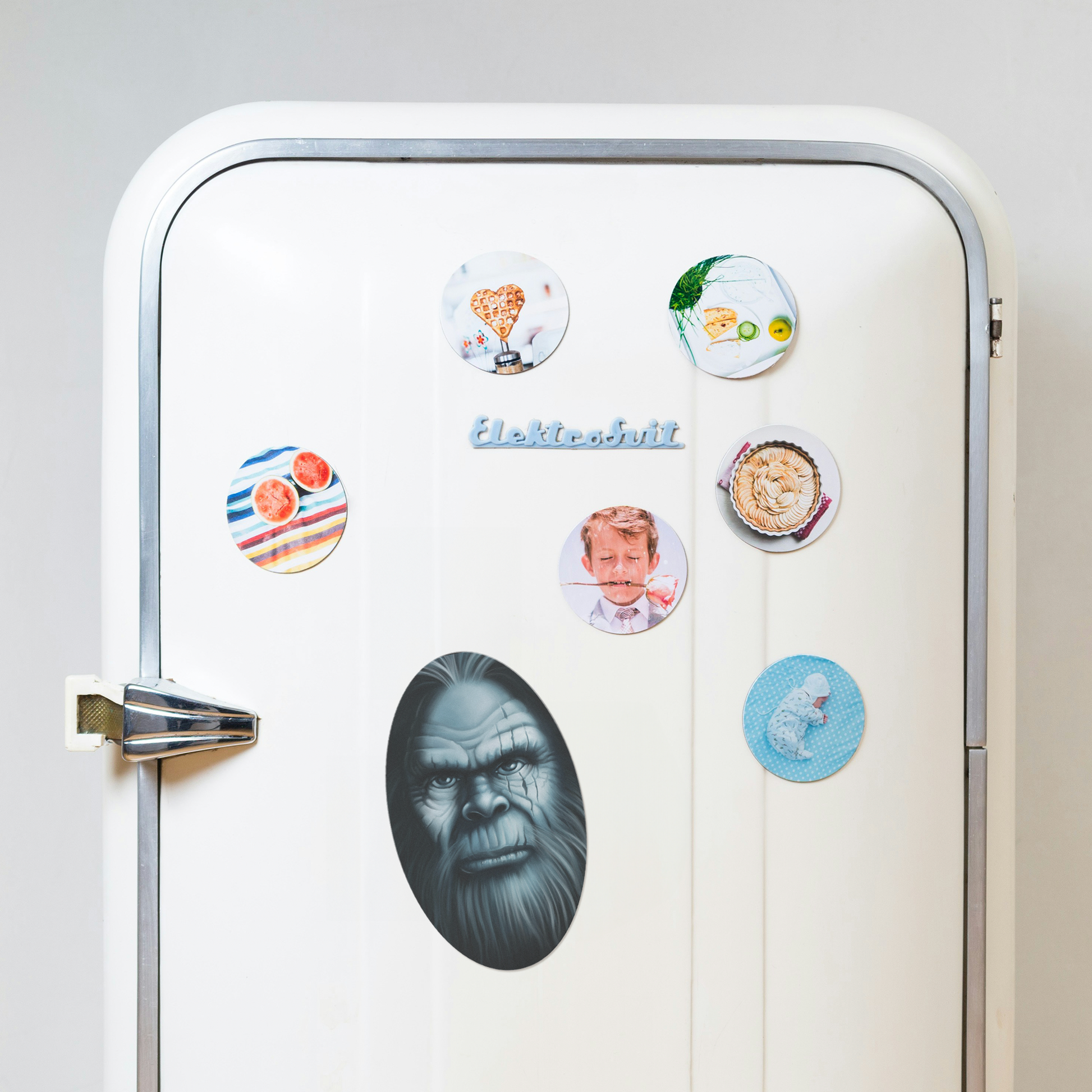Bigfoot_Face_Magnet_OvalCarMagnet_Fridge_V_Mockup.png